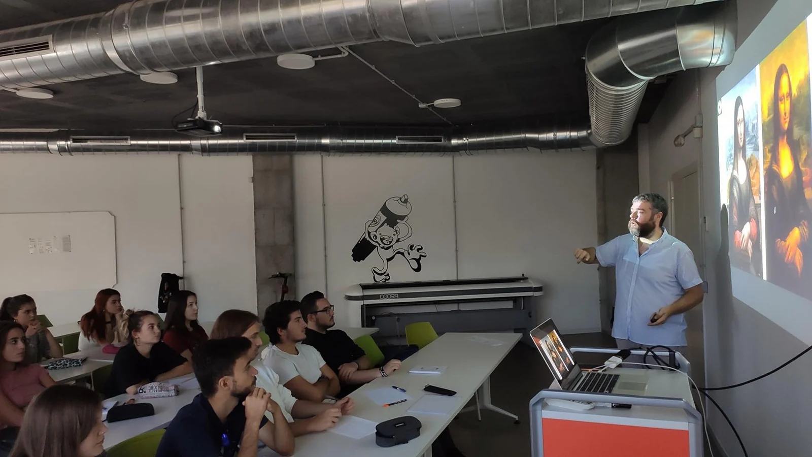 Carlos impartiendo una clase de historia de la moda