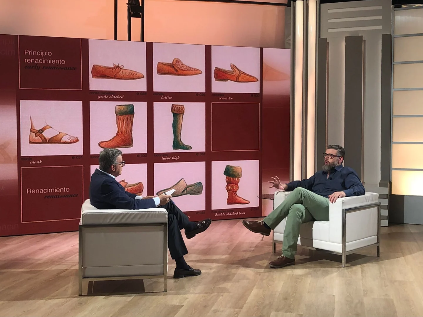 Carlos explicando historia del calzado en televisión