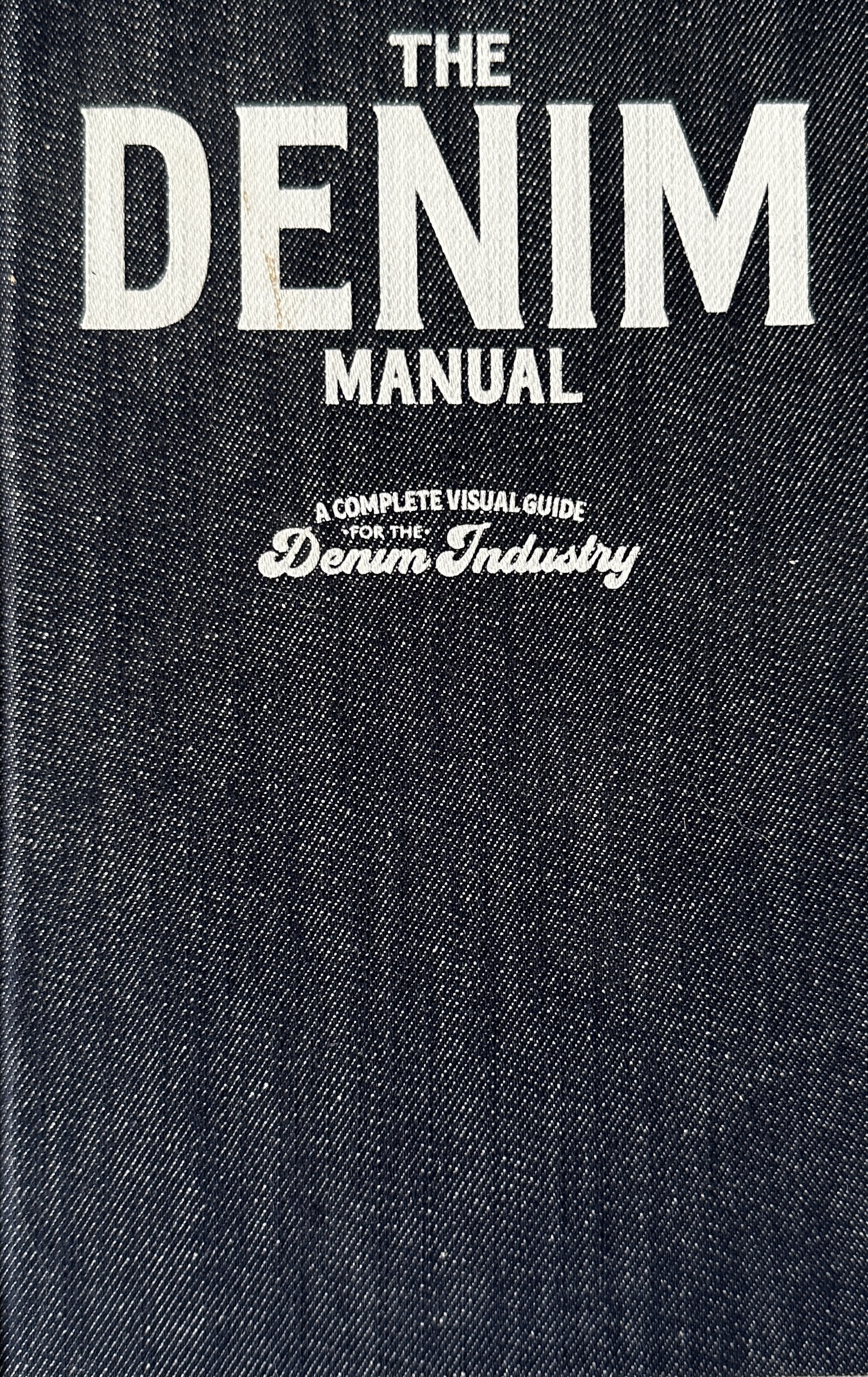 Cubierta de The denim manual. A complete visual guide for the Denim Industry