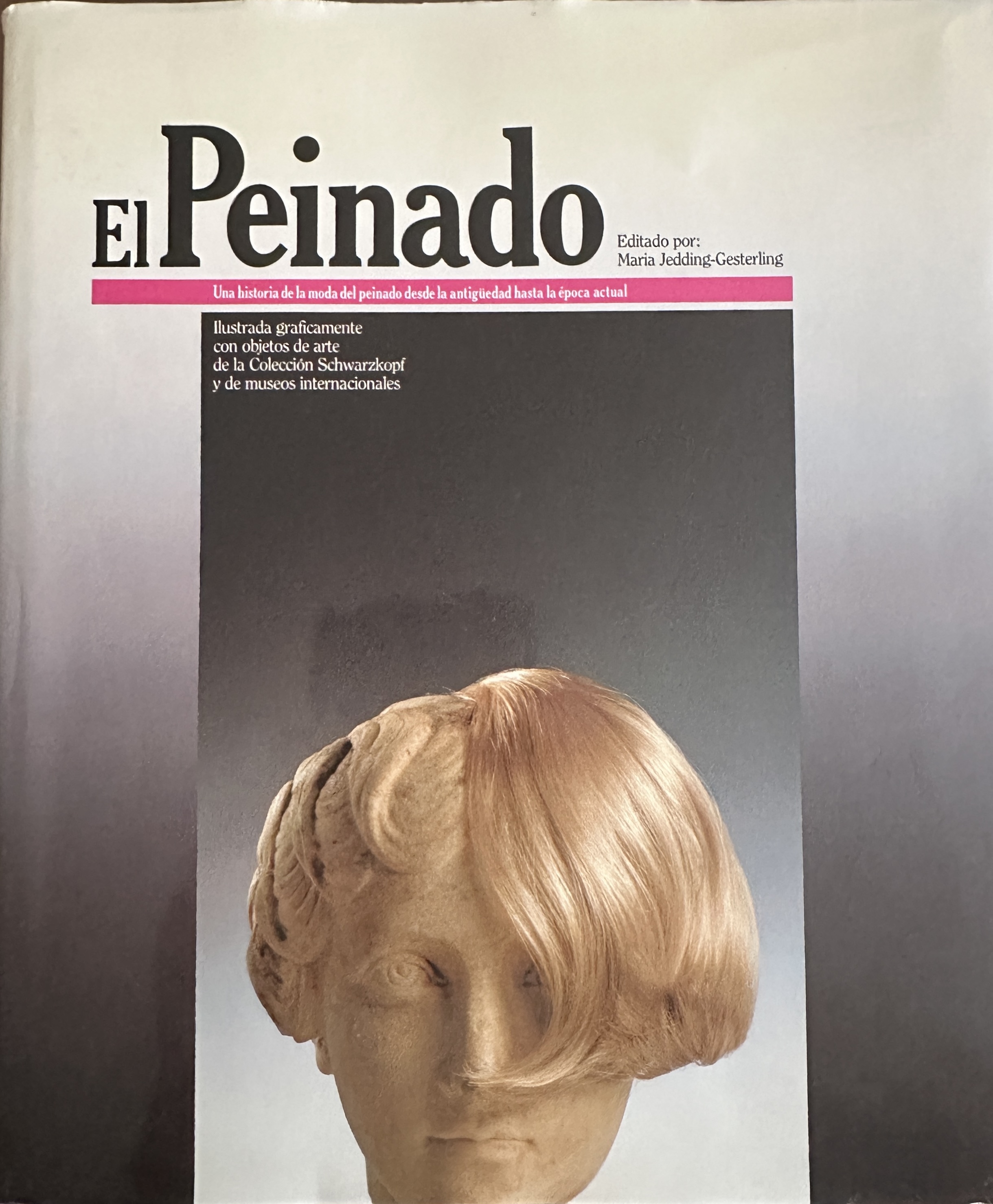 Cubierta de El Peinado, una historia de la moda del peinado desde la antigüedad hasta la época actual.