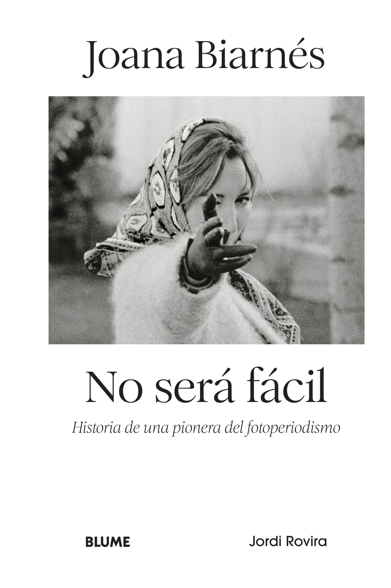 Cubierta de Joana Biarnés. No será fácil. Historia de una pionera del fotoperiodismo